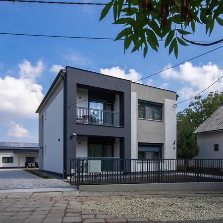 Csaladi Kikoeto Apartman Gyula Εξωτερικό φωτογραφία